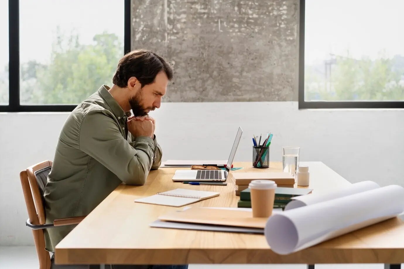 Halbtotale eines Mannes, der mit dem Hochstapler-Syndrom zu kämpfen hat.