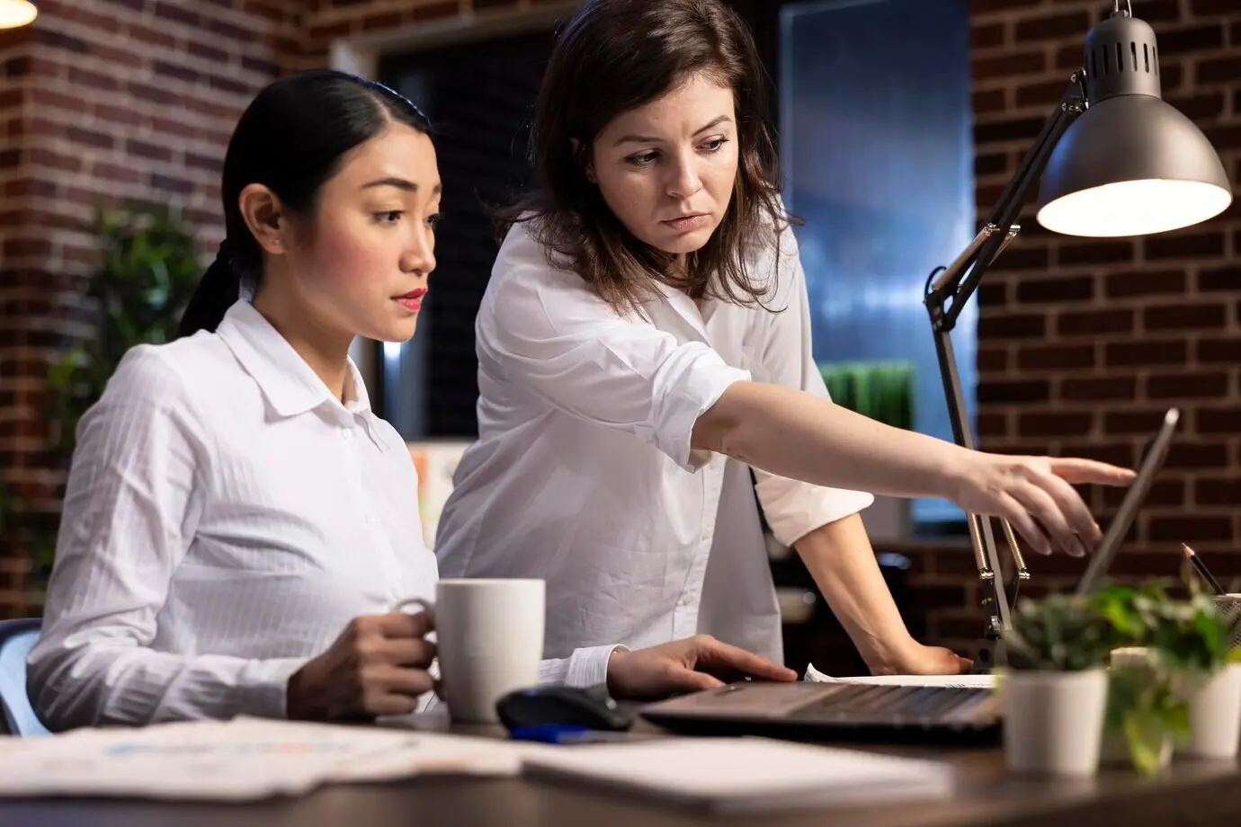 Verschiedene Frauen prüfen Unternehmenspläne.